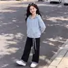 Conjunto de Dos Piezas para Niña con Sudadera a Cuadros Estilo Universitario 2026 y Pantalones Casuales Elegantes