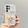 Adecuado para Samsung S24U Todo Incluido Dibujos Animados Moda Femenina S20Fe Crema Muñeca Estéreo Funda para Teléfono Móvil Pulsera