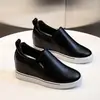 Sapatos Femininos Estilo Novo Primavera 2026 com Aumento de Altura Escondido, Versão Coreana, Versátil, Emagrecimento, Respirável, Casual Slip-On Sapatos Brancos