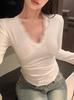 Camiseta de fondo de encaje de cuello en V de alta calidad y corte ajustado para mujer, primavera y otoño, costuras interiores, hermosa camisa pequeña, top dulce y picante.