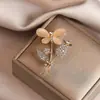 Broche de Flor de Luxo Leve para Mulheres, Broche de Nicho de Alto Padrão, Acessórios Elegantes para Blazer de Terno, Joia de Corsage Exquisita Venda por Atacado