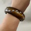 Lingge Jewelry Pulseira Larga de Madeira com Rebites Metálicos de Bolinhas Retro Europeia e Americana, Pulseira de Madeira Natural Empilhável Estilo Punk para Mulheres