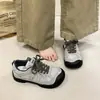 Sapatos femininos respiráveis, coleção de outono, tênis de cano baixo 2026, sapatos casuais atléticos de malha, novo estilo leve para atividades ao ar livre