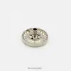 Botón de presión de metal estilo pequeño y fragante de fábrica, borde de taladro, botón de madre falso de cuatro ojos, hebilla decorativa para abrigo, hebilla cuatro en uno