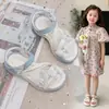 Zapatos de Moda de Verano 2026 para Niñas Sandalias de Princesa Abiertas con Velcro para Niñas Pequeñas Zapatos Lindos Dulces con Suela Suave para Niñas
