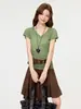 Foto Real de Camiseta Verde de Manga Corta con Cuello en V para Mujer, Verano 2026, Estilo Dulce y Picante, Corte Ajustado, Top de Tacto de Alta Gama