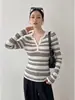 Suéter Henley de malha listrado clássico estilo francês para mulheres, perfeito para o outono, com um design sofisticado e slim fit, mangas compridas e um padrão jacquard.