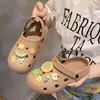 Novas Sandálias Tamanco de Verão para Mulheres 2026, Meias Pantufa Fechadas na Ponta, Solado Macio para Exterior, Estilo Cartoon de Celebridade da Internet para Praia