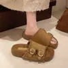 Novas pantufas estilosas de sola grossa e versáteis para outono e inverno, de pelúcia com biqueira aberta e tira com fivela, pantufas peludas 2026 para mulheres usarem fora de casa