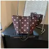 Bolso de gamuza vintage de nicho para mujer para otoño e invierno, nuevo bolso de hombro casual para el día a día 2026, bolso de mano tipo cubo