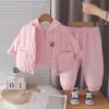 Conjunto de três peças para meninas - colete acolchoado com estampa de estrelas, moletom com capuz e calça jogger para outono e inverno, um conjunto quente para meninas.