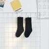 Z092 Calcetines Infantiles, El Único Calcetín Infantil de Moda, Nuevos Calcetines de Media Caña Arrugados de Color Sólido Rayados para Primavera