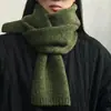 Bufanda de punto versátil de alta gama estilo coreano para mujer, creando una atmósfera invernal acogedora con su color liso, diseño simple, textura suave, calidez y estilo relajado; también apto para hombres