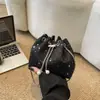 Las bolsas con cordón son populares este año. Los nuevos modelos de mujer 2026 presentan un diseño único con cadenas, bolsos pequeños cruzados tipo cubo plisados de verano