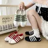 Zapatillas de entrenamiento alemanas retro de rayas con velcro para mujer, nuevas súper populares versátiles de otoño 2026, zapatillas casuales estilo Forrest Gump