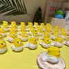 Adornos Manualidades Explosivas Colgante de Dibujos Animados Lindo Talla en Madera Pájaro Hecho a Mano Pájaro Amarillo Loro Xuan Feng Casa de Madera