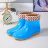 Zapatos de agua engrosados, botas de lluvia, botas cortas para mujer, forradas de felpa, impermeables, antideslizantes, botas de lluvia de invierno, zapatos de goma cálidos para cocina