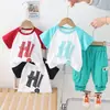 Traje de Verão Masculino Manga Curta Gola Redonda Novo Letra Manga Verão Conjunto de Duas Peças Lindo Traje de Bebê
