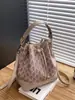 Bolso tipo cubo de retazos de colores de moda Otoño 2025 con estampado para mujer, Bolso tipo cubo cruzado con cordón, letras y correa ancha para el hombro, Bolso de exportación