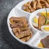 Platos Curados en Salmuera para Hoteles y Restaurantes, Snacks de Frutas Deshidratadas, Platos con Múltiples Compartimentos, Platos de Cinco Compartimentos, Platos de Cena Cerámicos Antideslizantes