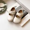 Zapatos infantiles estilo coreano, nuevo estilo primavera 2026, dulces para niñas, suela suave, ribete de encaje, retro, para niñas pequeñas, boca poco profunda, zapatos de un solo color.