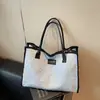 Bolso Grande con Relieve de Moda 2026 Otoño Nueva Moda Versátil Gran Capacidad Alta Estética Simple Casual Bolso de Hombro Tote