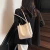 Bolso de gran capacidad y combinable, nuevo bolso de mujer 2025, bolso de mano vintage de moda, bolso de hombro tipo nicho, bolso de hombro bajo el brazo.