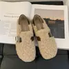 Moda Outono/Inverno 2026 Feminino: sapatos peludos de sola macia com pelo integrado, estilo Birkenstock com fivela quente, sapatilhas forradas de fleece