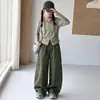 Ropa para niños 2026 otoño nuevo conjunto de sudadera con capucha de punto y pantalones cargo con doble cremallera estilo coreano moderno atuendo de dos piezas