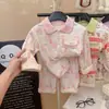 Conjunto de Ropa para el Hogar Antibacteriano 10A Otoño/Invierno 2026 Nuevo de Lana y Seda para Hombres, Mujeres y Niños, con Estampados de Dibujos Animados y un Diseño de Cuello de Solapa