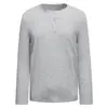 Camiseta de manga longa na cor marrom melardo com gola Henry, textura canelada elástica, corte justo, adequada como camada base no outono, pode ser usada por homens e mulheres