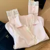 Camisa Adelgazante Rosa Dulce Ceñida a la Cintura Primavera 2026 Espesa Encaje de Deseo Puro Empalmado Blusa Adelgazante de Manga Larga