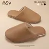 Fábrica de Zapatos Qidan Pantuflas de Cuero PU y Algodón para Mujer, Suela Suave, Silenciosas, Uso en Interiores en Casa, Cálidas, Impermeables, Antideslizantes, Pantuflas de Punta Cerrada para Hombre