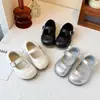 Nuevos zapatos de princesa para primavera y otoño para niñas, con suela antideslizante, piel suave, diseño moderno y versátil, y diseño de cordones estilo coreano adecuado para actuaciones y baile.
