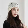 Venta al por mayor transfronteriza 2026 Modelo Nuevo Cachemir Hecho a Mano Crochet Calado Gorro de Punto Gorro de Cachemir Cálido Gorro Protector de Orejas