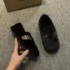 Pantuflas peludas para usar en exteriores en invierno, nuevo estilo 2026 mocasines slip-on de invierno, zapatos de algodón planos de suela blanda, cálidos y forrados de felpa