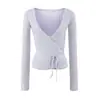 Cárdigan con borde de encaje y detalle de lazo + top tipo camisola adelgazante + pantalones largos ajustados de corte acampanado - un elegante conjunto de dos piezas para mujer, perfecto para principios de otoño