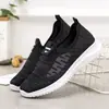 Sapatos de Pano Velho Pequim Atacado Femininos Leves Respiráveis Antiderrapantes Sapatos para Meia-Idade e Idosos Fundo Plano Malha Voadora Sapatos Femininos Sapatos de Pano para Mãe
