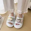 Pantuflas peludas de dibujos animados de anime de invierno para interiores/exteriores para mujer, nuevo estilo de nicho 2026, sandalias tipo chancla de moda para mujer