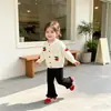 Conjunto de estilo coreano para niña 2026 nuevo modelo cárdigan de punto de cereza infantil y pantalones casuales de lana conjunto de dos piezas para primavera y otoño