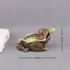 Enfeite de Sapo Dourado de Três Pernas Vazado em Latão Trazedor de Fortuna para Sala de Estar, Estudo, Escritório, Artesanato Criativo com Diamantes, Artefato de Cobre Mordedor de Dinheiro
