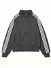 Chamarra casual de bloques de color a rayas estilo americano con cuello alto, nueva colección primavera/otoño 2026, corte holgado, casual y deportiva de moda