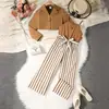 Ropa infantil de comercio exterior para primavera y otoño: conjunto casual para niñas que consta de un abrigo corto de color liso con cuello solapa y un mono de tirantes a rayas, conjunto de dos piezas
