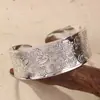 Pulsera Personalizada Transfronteriza con Patrón Étnico Retro, Pulsera Ancha Abierta Tallada, Joyería Plateada Vintage Moda Miao de Plata