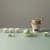 En las montañas, volviendo a los pinos, los campos verdes, lirio del valle pintado a mano, un juego de té kung fu de cuatro tazas, un regalo de negocios para personas mayores