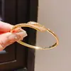 Pulseira Retro Estilo Cobra com Fivela Cruzada de Zircônia, Galvanizada a Ouro 18K Real, Versátil, Luxo Acessível e Joias de Alta Qualidade