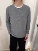 Camiseta de manga longa de outono para homens, simples e casual, com toque suave na pele, perfeita como camada base, apresentando um estilo Henley texturizado, incorporando uma estética "old money".