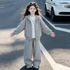 Conjunto Espesso de Inverno para Meninas 2026 Novo Estilo Coreano Elegante Casual Roupa Infantil Outono/Inverno Conjunto de Três Peças com Colete e Moletom