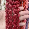 Polvo de concha prensado flor de rosa coloreada flor de té cuentas sueltas flor con agujero pasante cuentas espaciadoras de flor pulsera DIY collar accesorios de cuentas al por mayor