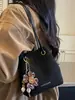 Bolsa tote casual retrô, estilosa e de alta qualidade, nova coleção outono 2026, cor sólida, design chique, adequada para o trabalho e para o trajeto diário.